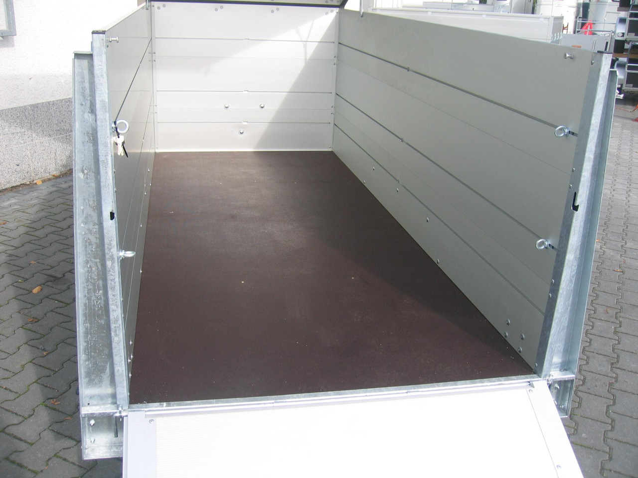 ALUBOXX Deckelanhänger GTT 1500 VT2 301x126x118cm Heckrampe (M) 1500kg order Aktion - Remorque fourgon: photos 5 ALUBOXX Deckelanhänger GTT 1500 VT2 301x126x118cm Heckrampe (M) 1500kg order Aktion - Remorque fourgon: photos 5