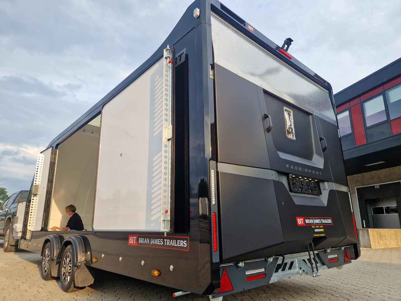 BJT Race Sport 550x210x188cm blackline E Winde Kamera 3500kg - crédit-bail BJT Race Sport 550x210x188cm blackline E Winde Kamera 3500kg: photos 11 BJT Race Sport 550x210x188cm blackline E Winde Kamera 3500kg - crédit-bail BJT Race Sport 550x210x188cm blackline E Winde Kamera 3500kg: photos 11