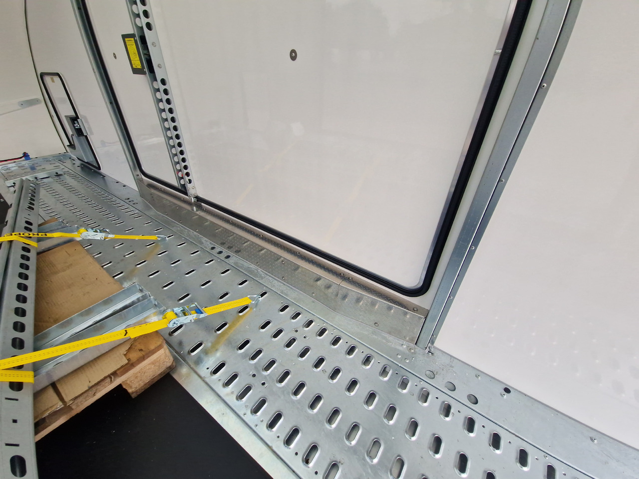 BJT Race Sport 550x210x188cm blackline E Winde Kamera 3500kg - crédit-bail BJT Race Sport 550x210x188cm blackline E Winde Kamera 3500kg: photos 10 BJT Race Sport 550x210x188cm blackline E Winde Kamera 3500kg - crédit-bail BJT Race Sport 550x210x188cm blackline E Winde Kamera 3500kg: photos 10