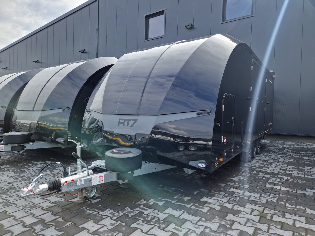 BJT Race Transporter 7 397-6023-35-3-10-B 600x228cm Premium Stauraum Kamera RR 230V Tridem 3500kg - Remorque porte-voitures: photos 1 BJT Race Transporter 7 397-6023-35-3-10-B 600x228cm Premium Stauraum Kamera RR 230V Tridem 3500kg - Remorque porte-voitures: photos 1