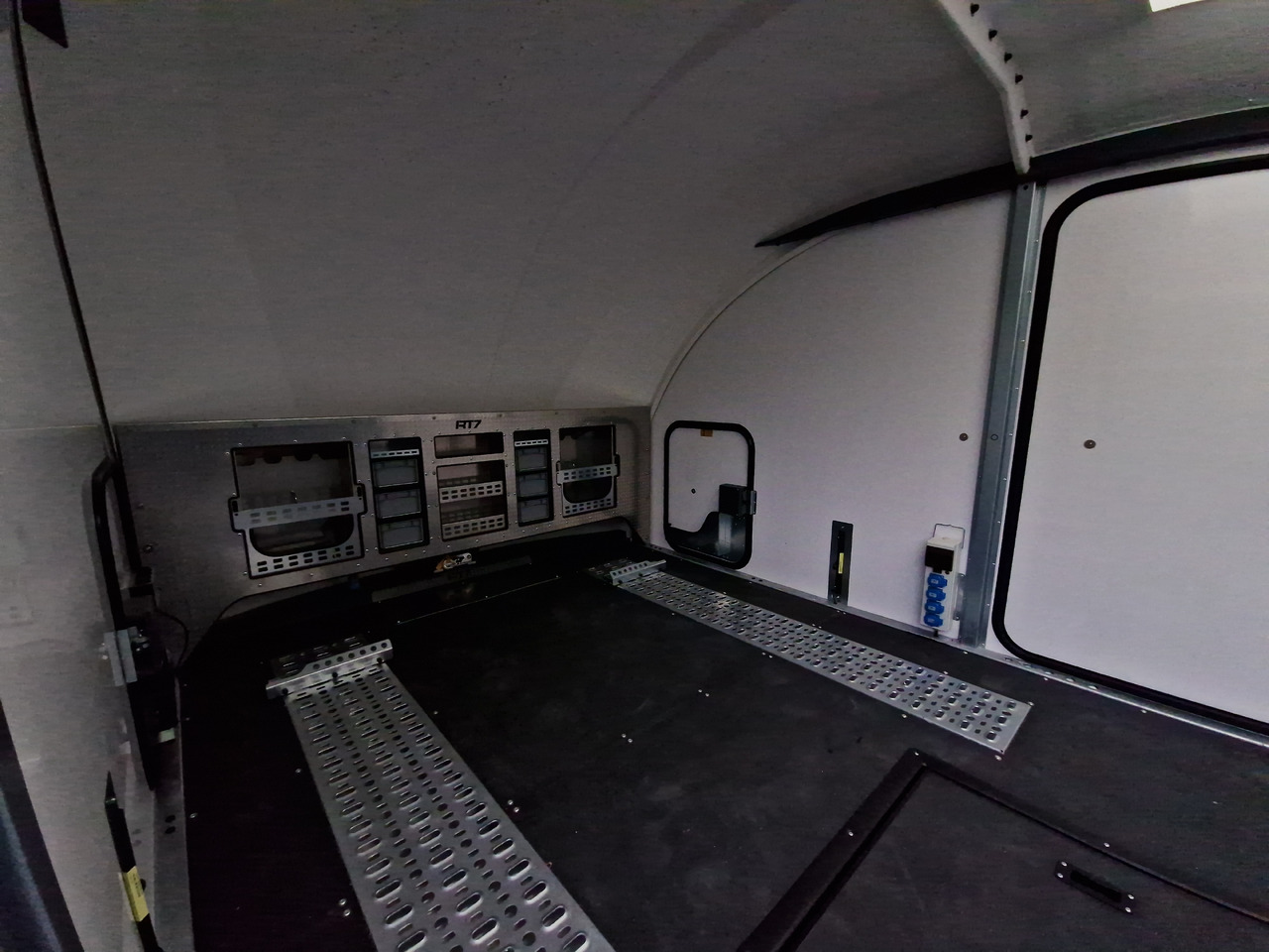 BJT Race Transporter 7 397-6023-35-3-10-B 600x228cm Premium Stauraum Kamera RR 230V Tridem 3500kg - Remorque porte-voitures: photos 3 BJT Race Transporter 7 397-6023-35-3-10-B 600x228cm Premium Stauraum Kamera RR 230V Tridem 3500kg - Remorque porte-voitures: photos 3