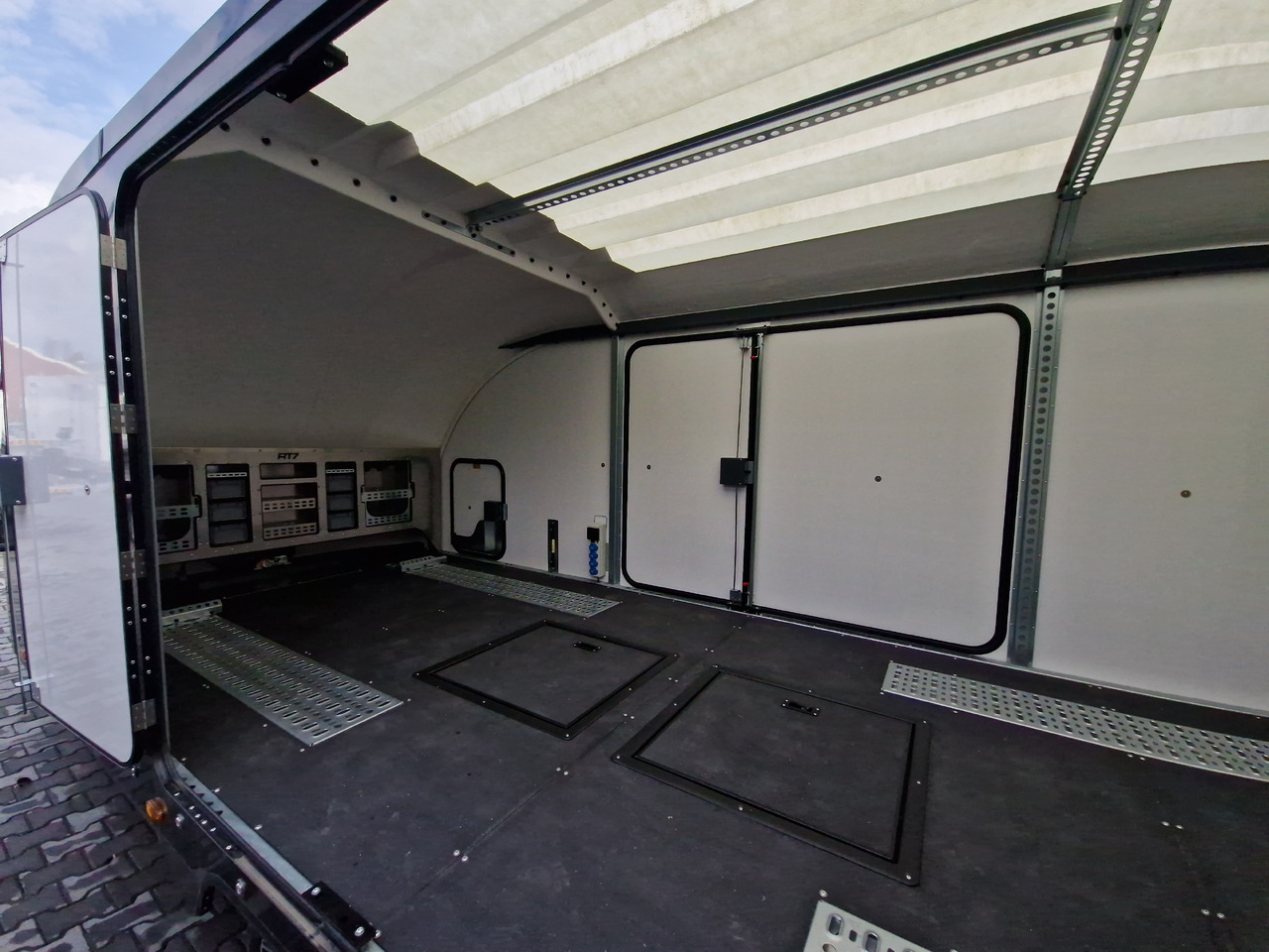 BJT Race Transporter 7 397-6023-35-3-10-B 600x228cm Premium Stauraum Kamera RR 230V Tridem 3500kg - Remorque porte-voitures: photos 5 BJT Race Transporter 7 397-6023-35-3-10-B 600x228cm Premium Stauraum Kamera RR 230V Tridem 3500kg - Remorque porte-voitures: photos 5