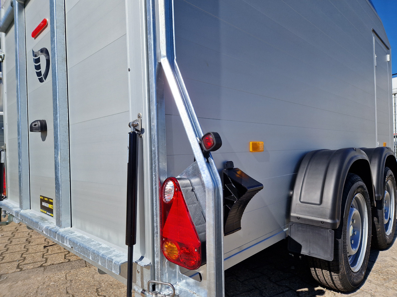 Cargo Roadster 700 plus 375x180x200cm Alu Poly kingblue Seitentür Pullman 2600kg 100km/H Aktion - Remorque fourgon: photos 5 Cargo Roadster 700 plus 375x180x200cm Alu Poly kingblue Seitentür Pullman 2600kg 100km/H Aktion - Remorque fourgon: photos 5