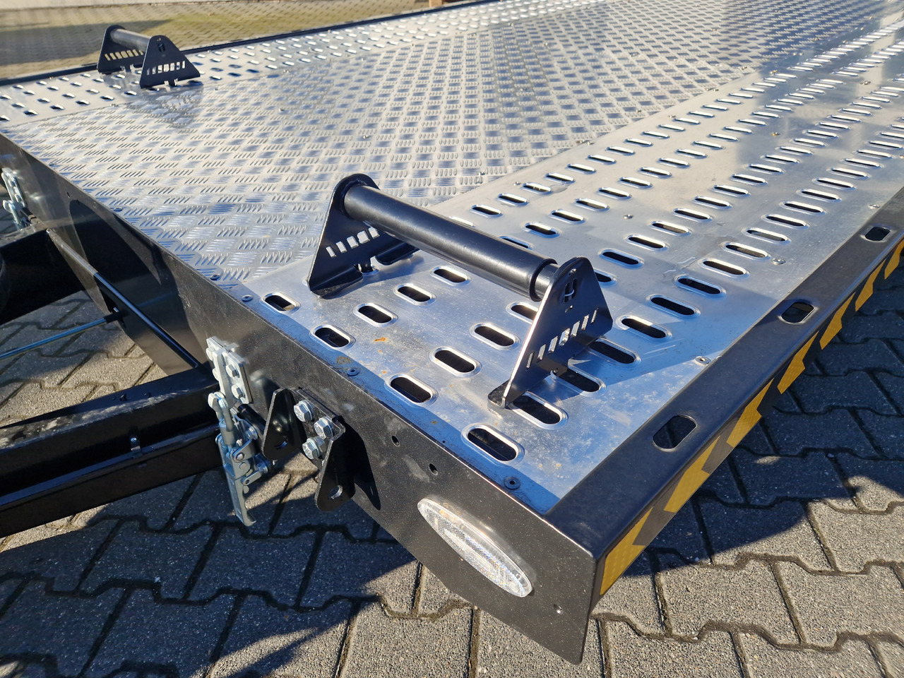 Cartrailer Expert 3560 easyload black 600x216cm hydr. kippbar Premium black Tridem 10" 100kmH 3500kg - crédit-bail Cartrailer Expert 3560 easyload black 600x216cm hydr. kippbar Premium black Tridem 10" 100kmH 3500kg: photos 6