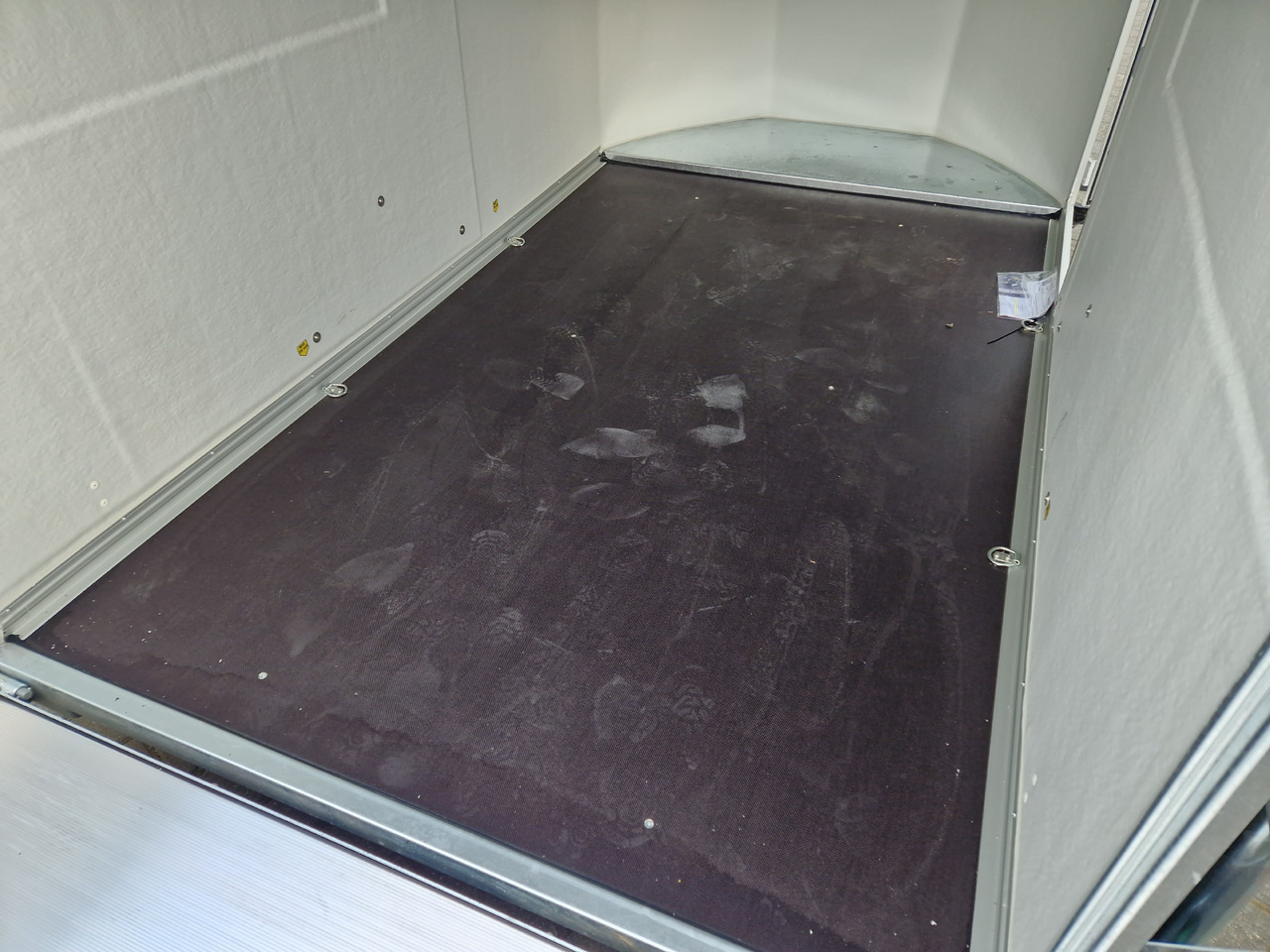 Debon Cargo 1300 300x152x168cm black Seitentür Alufelgen darkl Pullman II 100km/H 1300kg Modell 25 - crédit-bail Debon Cargo 1300 300x152x168cm black Seitentür Alufelgen darkl Pullman II 100km/H 1300kg Modell 25: photos 8