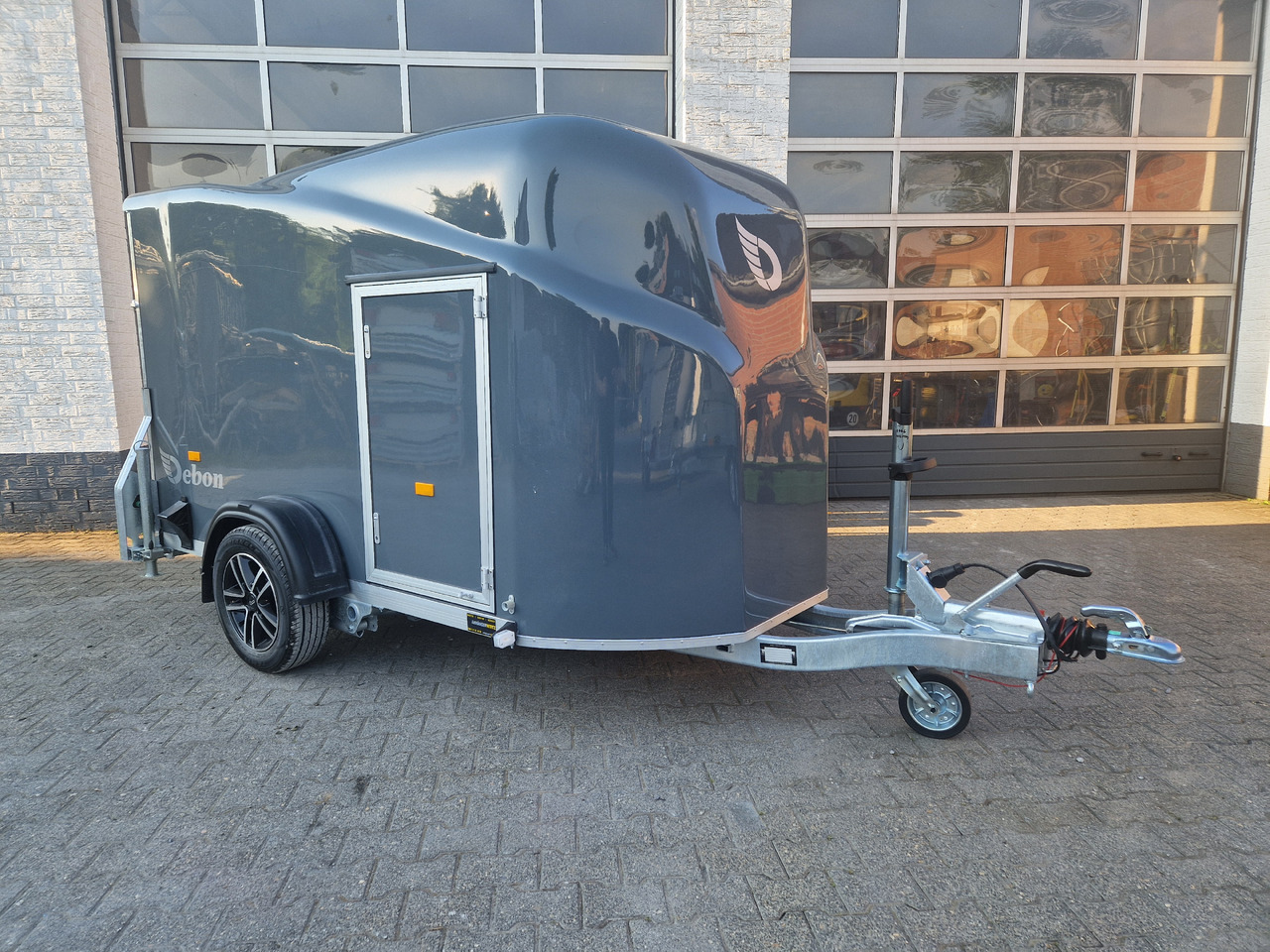 Debon Cargo 1300 300x152x168cm irongrey Seitentür Alufelgen 1300kg Pullman 100kmh Modell 2024 - Remorque fourgon: photos 1 Debon Cargo 1300 300x152x168cm irongrey Seitentür Alufelgen 1300kg Pullman 100kmh Modell 2024 - Remorque fourgon: photos 1
