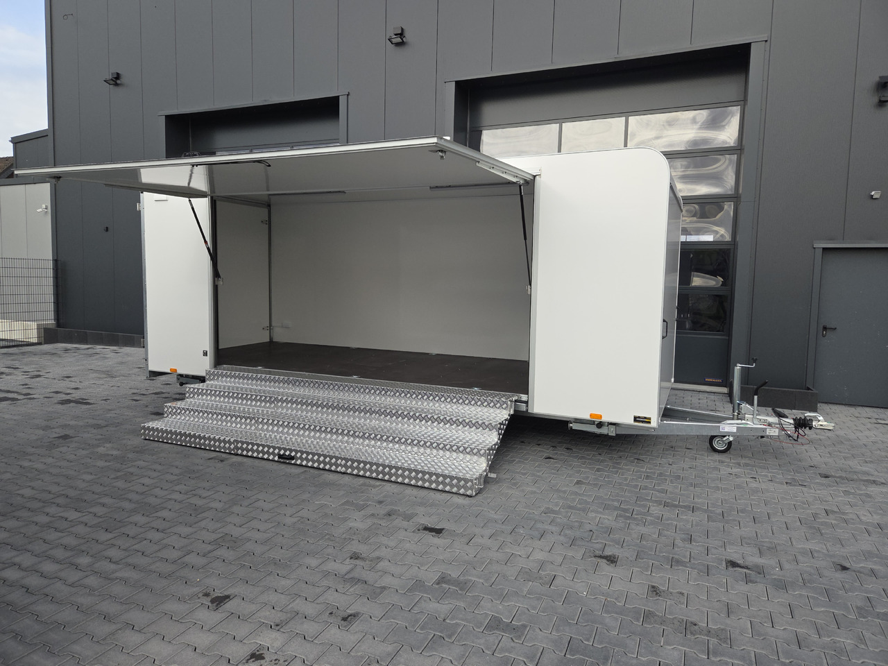 Event Trailer Koffer TWSP M 600T.01 600x230x210 Seitenklappe Treppe Hecktüren 230V 3000kg - Remorque magasin: photos 1 Event Trailer Koffer TWSP M 600T.01 600x230x210 Seitenklappe Treppe Hecktüren 230V 3000kg - Remorque magasin: photos 1