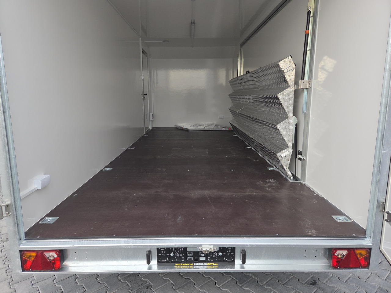 Event Trailer Koffer TWSP M 600T.01 600x230x210 Seitenklappe Treppe Hecktüren 230V 3000kg - Remorque magasin: photos 5 Event Trailer Koffer TWSP M 600T.01 600x230x210 Seitenklappe Treppe Hecktüren 230V 3000kg - Remorque magasin: photos 5