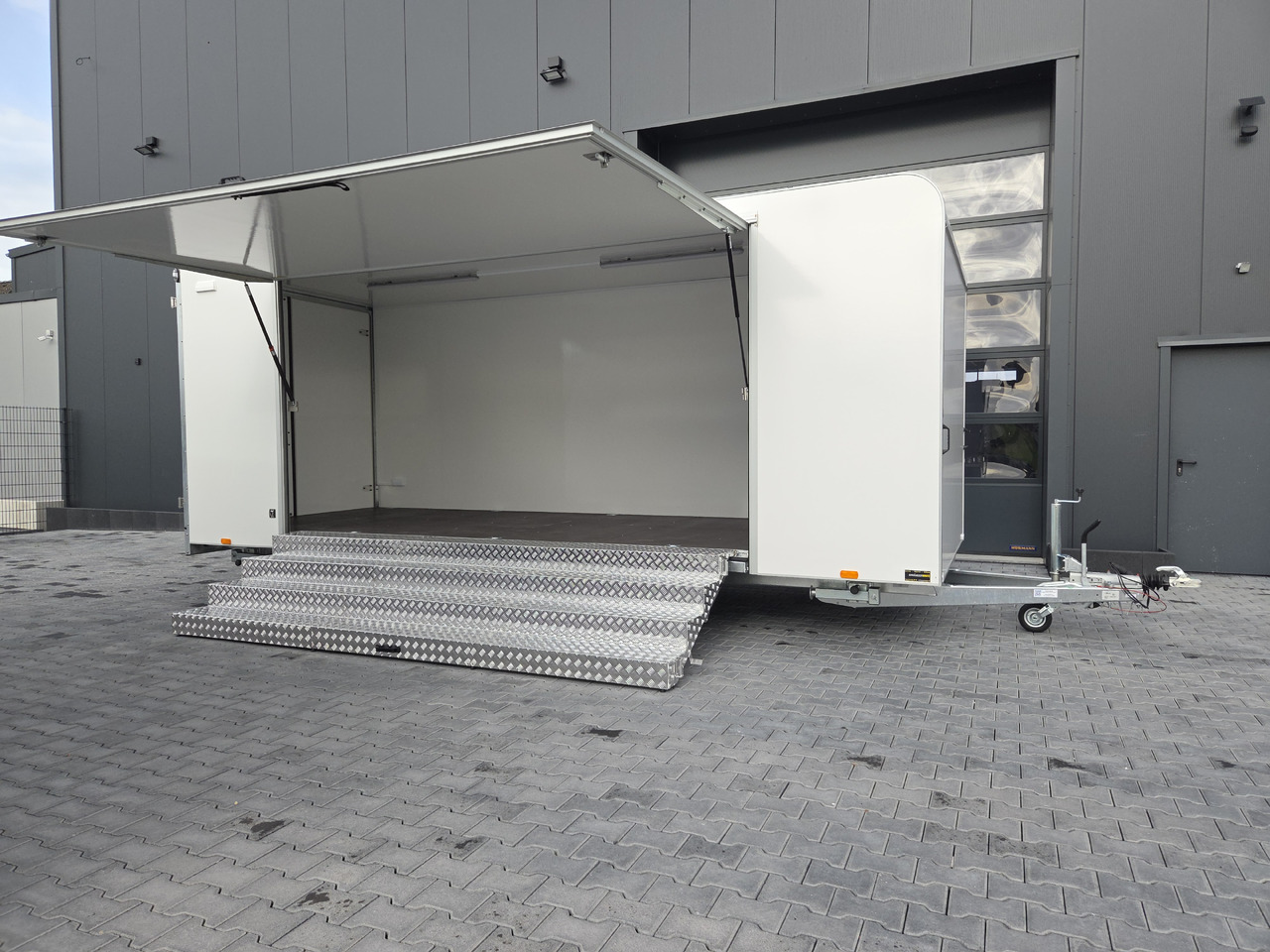 Event Trailer Koffer TWSP M 600T.01 600x230x210 Seitenklappe Treppe Hecktüren 230V 3000kg - Remorque magasin: photos 2 Event Trailer Koffer TWSP M 600T.01 600x230x210 Seitenklappe Treppe Hecktüren 230V 3000kg - Remorque magasin: photos 2