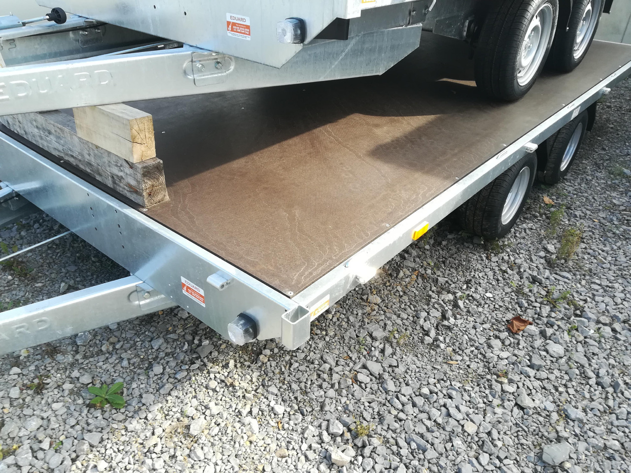 Hochlader 406x220cm flach niedrig Fahrgestell 10" LFH 56cm (XL+) 3000kg - Remorque plateau: photos 2 Hochlader 406x220cm flach niedrig Fahrgestell 10" LFH 56cm (XL+) 3000kg - Remorque plateau: photos 2