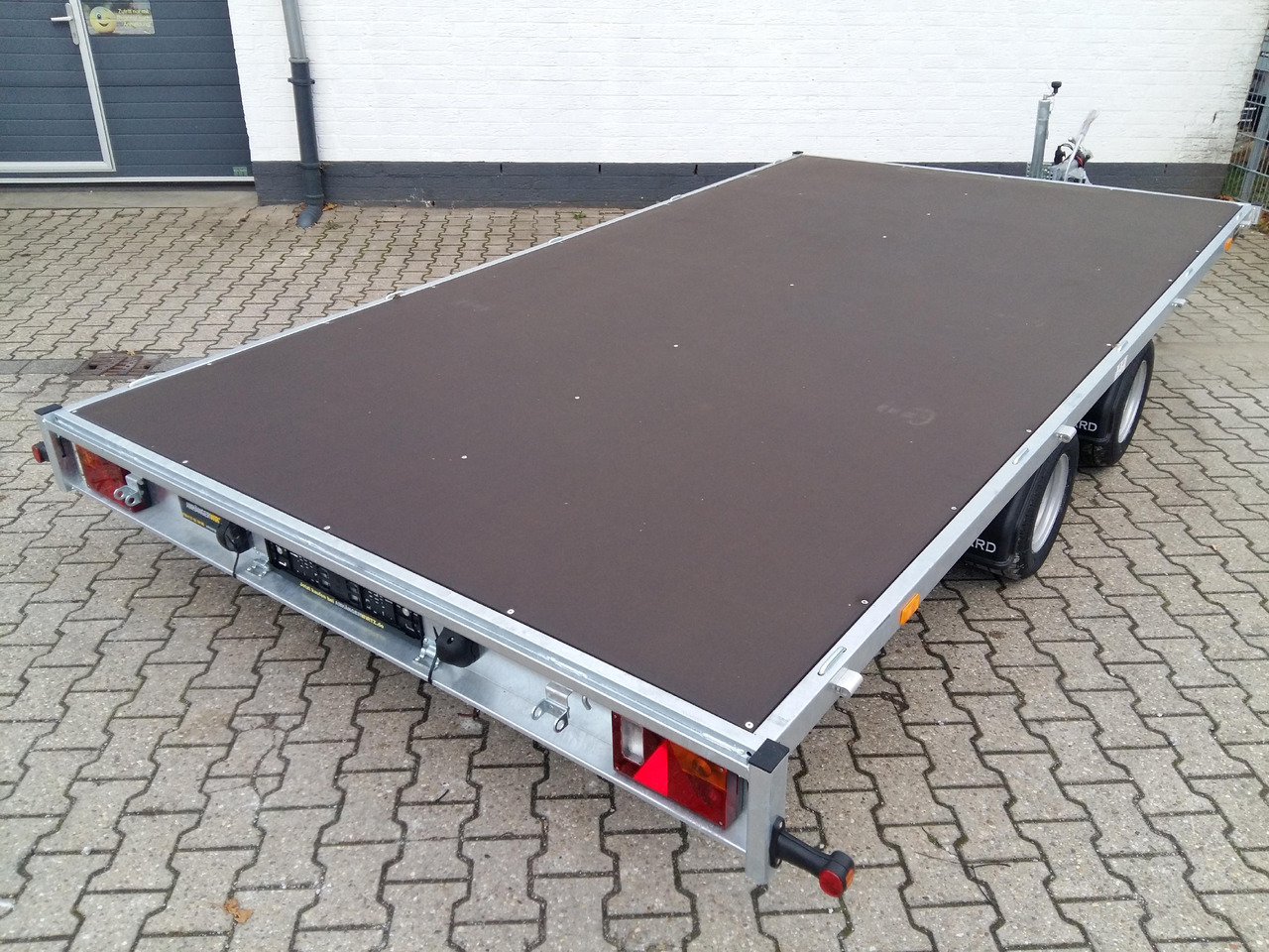 Hochlader 406x220cm flach niedrig Fahrgestell 10" LFH 56cm (XL+) 3000kg - Remorque plateau: photos 3 Hochlader 406x220cm flach niedrig Fahrgestell 10" LFH 56cm (XL+) 3000kg - Remorque plateau: photos 3