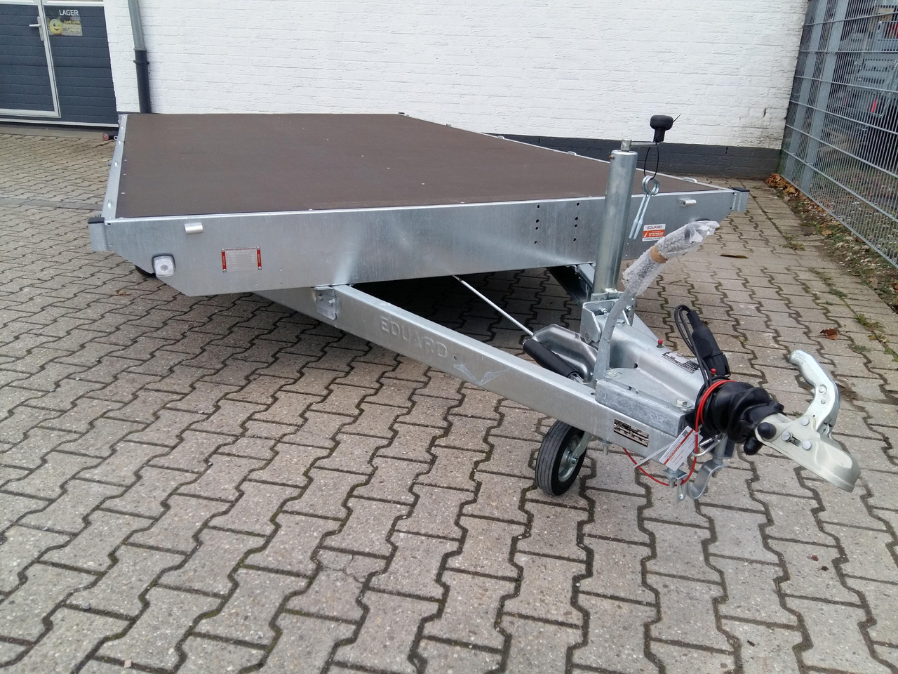 Hochlader 406x220cm flach niedrig Fahrgestell 10" LFH 56cm (XL+) 3000kg - Remorque plateau: photos 1 Hochlader 406x220cm flach niedrig Fahrgestell 10" LFH 56cm (XL+) 3000kg - Remorque plateau: photos 1
