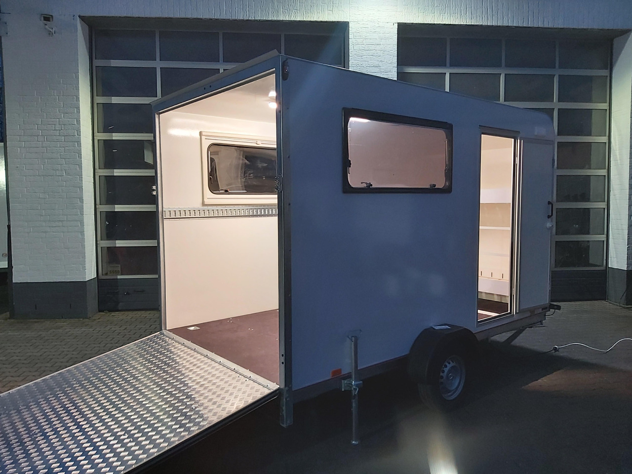 Koffer Sport Camp TFS 360.01 1500 360x200x210cm Seitentür Heckrampe 2 Fenster IL 230V 100km/H 1500kg - Remorque fourgon: photos 1 Koffer Sport Camp TFS 360.01 1500 360x200x210cm Seitentür Heckrampe 2 Fenster IL 230V 100km/H 1500kg - Remorque fourgon: photos 1