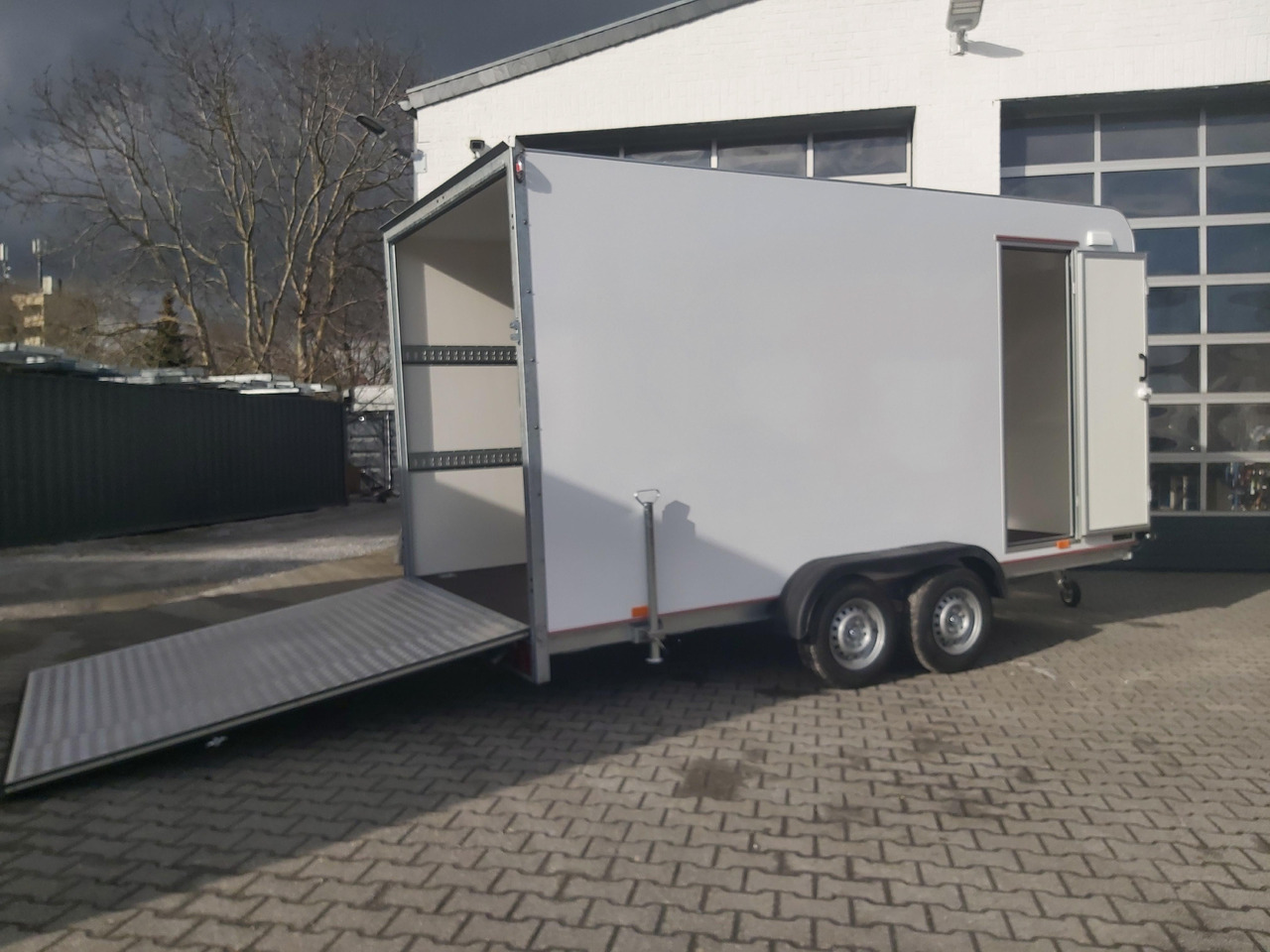 Koffer TFS 420T.01 2700 420x200x210cm aero Heckrampe Seitentür Licht (XL) 100km/H 2700kg Modell 2024 - Remorque fourgon: photos 2 Koffer TFS 420T.01 2700 420x200x210cm aero Heckrampe Seitentür Licht (XL) 100km/H 2700kg Modell 2024 - Remorque fourgon: photos 2