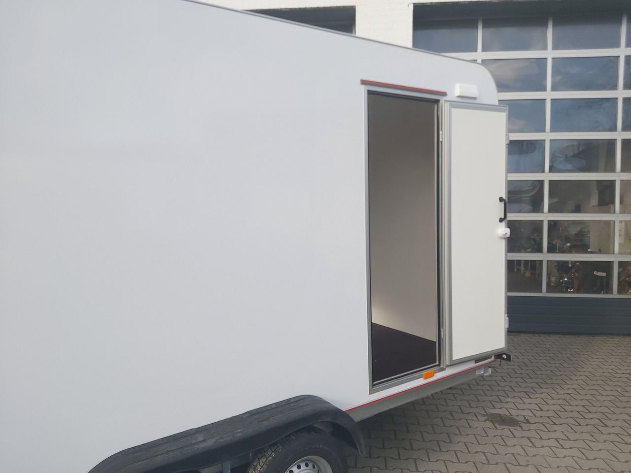 Koffer TFS 420T.01 2700 420x200x210cm aero Heckrampe Seitentür Licht (XL) 100km/H 2700kg Modell 2024 - Remorque fourgon: photos 4 Koffer TFS 420T.01 2700 420x200x210cm aero Heckrampe Seitentür Licht (XL) 100km/H 2700kg Modell 2024 - Remorque fourgon: photos 4