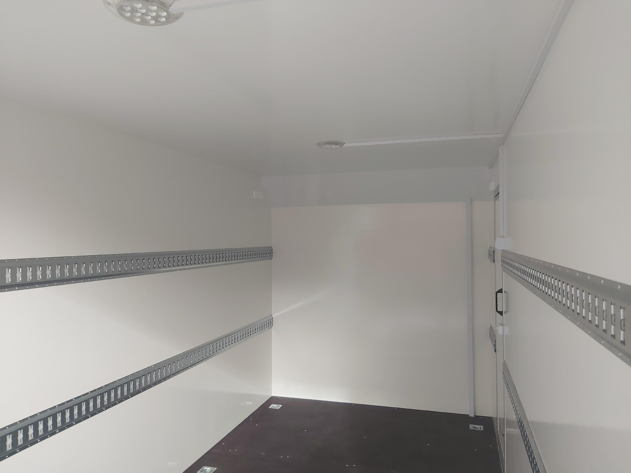 Koffer TFS 420T.01 2700 420x200x210cm aero Heckrampe Seitentür Licht (XL) 100km/H 2700kg Modell 2024 - Remorque fourgon: photos 5 Koffer TFS 420T.01 2700 420x200x210cm aero Heckrampe Seitentür Licht (XL) 100km/H 2700kg Modell 2024 - Remorque fourgon: photos 5