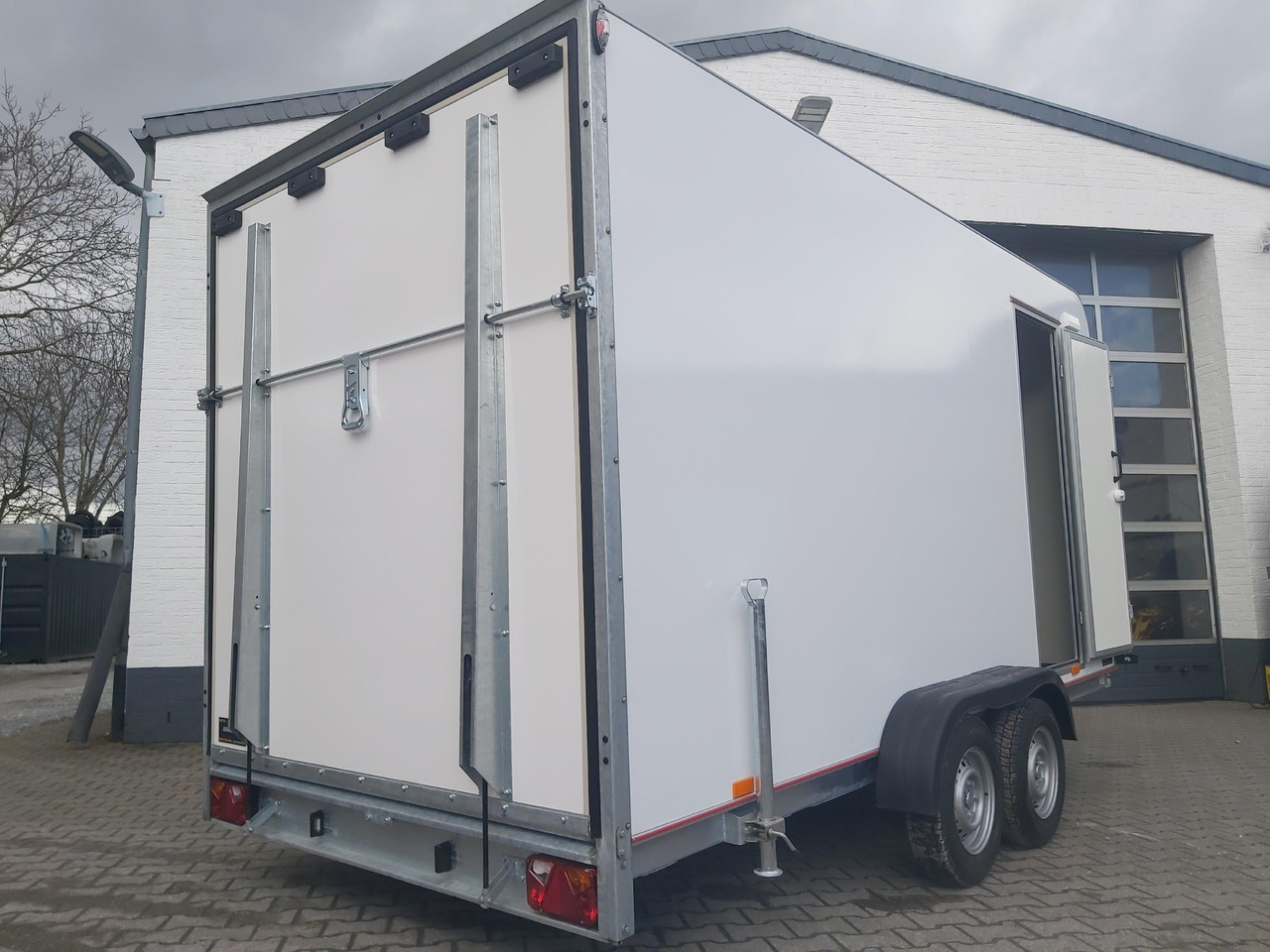 Koffer TFS 420T.01 2700 420x200x210cm aero Heckrampe Seitentür Licht (XL) 100km/H 2700kg Modell 2024 - Remorque fourgon: photos 3 Koffer TFS 420T.01 2700 420x200x210cm aero Heckrampe Seitentür Licht (XL) 100km/H 2700kg Modell 2024 - Remorque fourgon: photos 3