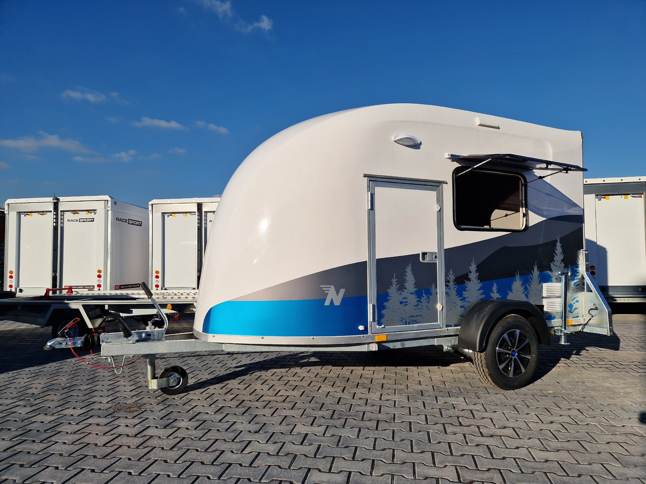 Niki Life aerodynamischer Koffer F1334HL 340x150x170cm Camp Möbel Heckküche 1300kg 100km Abverkauf - Remorque voiture: photos 1 Niki Life aerodynamischer Koffer F1334HL 340x150x170cm Camp Möbel Heckküche 1300kg 100km Abverkauf - Remorque voiture: photos 1