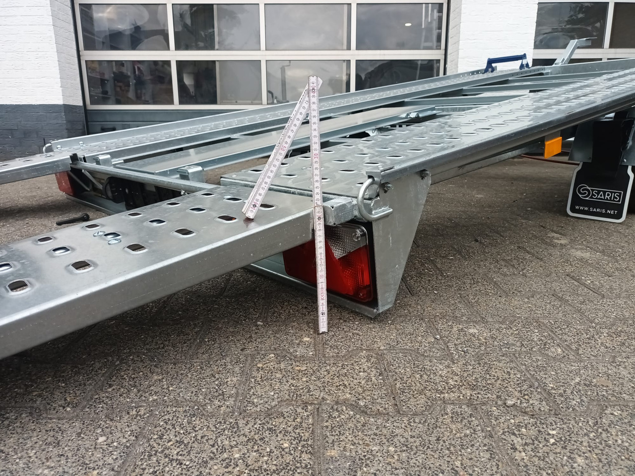 Saris Cartrailer AT 401 202 2700 2 K easyload ankippbar Rampen Fahrschienen Radstop 2700kg 100km/H - Remorque porte-voitures: photos 3 Saris Cartrailer AT 401 202 2700 2 K easyload ankippbar Rampen Fahrschienen Radstop 2700kg 100km/H - Remorque porte-voitures: photos 3