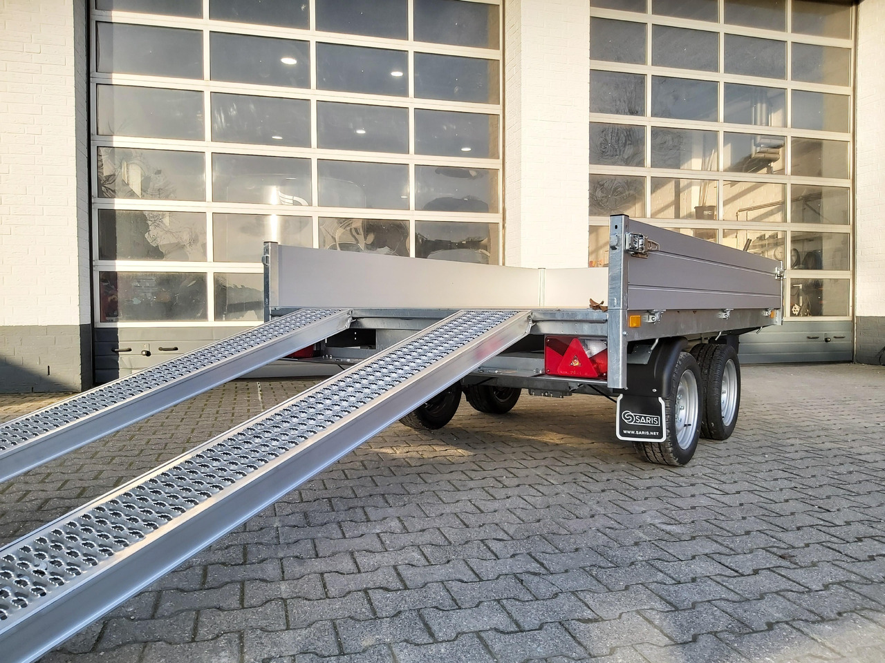 Saris Kipper K1 276 170 2000 2 276x170x30cm Alu Auffahrrampen Heckstützen Handpumpe 13" 2000kg - Remorque benne: photos 1 Saris Kipper K1 276 170 2000 2 276x170x30cm Alu Auffahrrampen Heckstützen Handpumpe 13" 2000kg - Remorque benne: photos 1