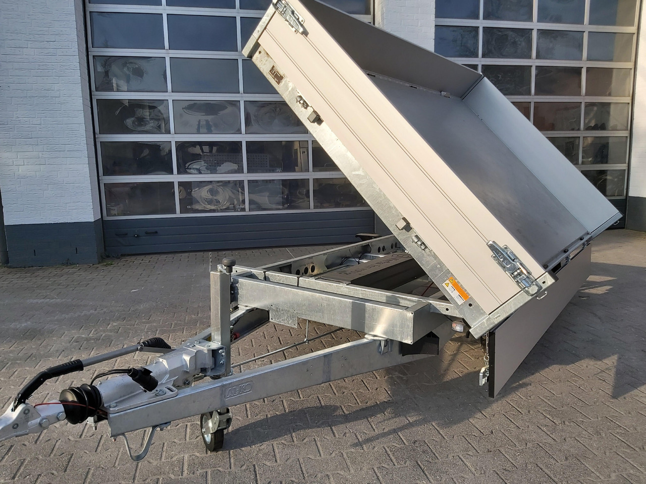 Saris Kipper K3 306 184 3500 2 E 306x184x30cm 3500kg silver Elektro NHP Stützen 13" 3500kg used - Remorque benne: photos 1 Saris Kipper K3 306 184 3500 2 E 306x184x30cm 3500kg silver Elektro NHP Stützen 13" 3500kg used - Remorque benne: photos 1