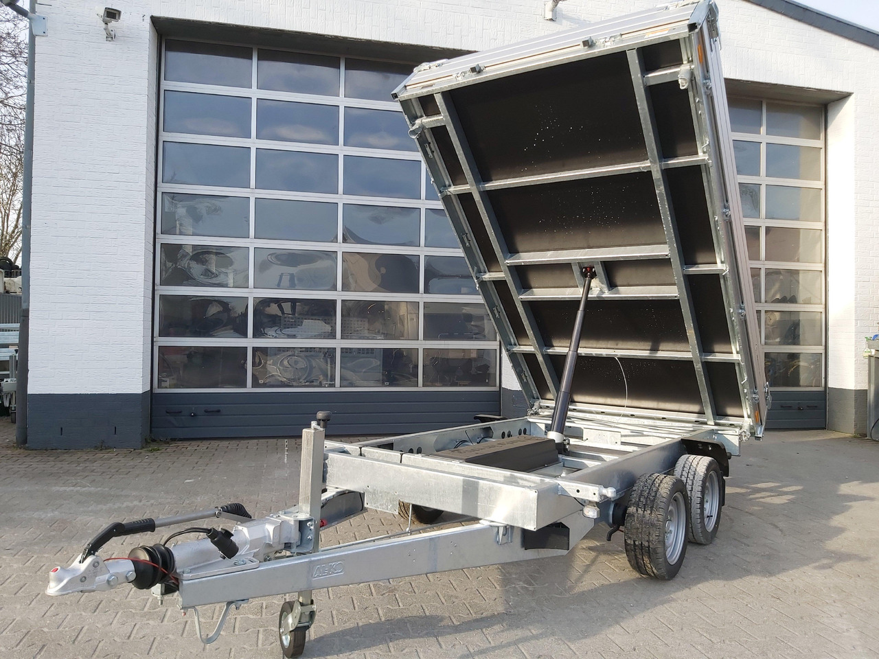 Saris Kipper K3 306 184 3500 2 E 306x184x30cm 3500kg silver Elektro NHP Stützen 13" 3500kg used - Remorque benne: photos 2 Saris Kipper K3 306 184 3500 2 E 306x184x30cm 3500kg silver Elektro NHP Stützen 13" 3500kg used - Remorque benne: photos 2