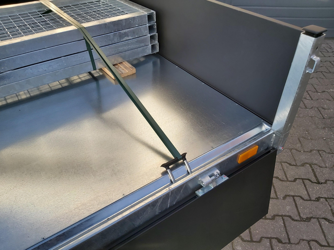 Saris Kipper K3 406 204 3500 2 E 406x204x35 black elektro NH Rampen Blattfeder 3500kg Herbst Aktion - Remorque benne: photos 5 Saris Kipper K3 406 204 3500 2 E 406x204x35 black elektro NH Rampen Blattfeder 3500kg Herbst Aktion - Remorque benne: photos 5