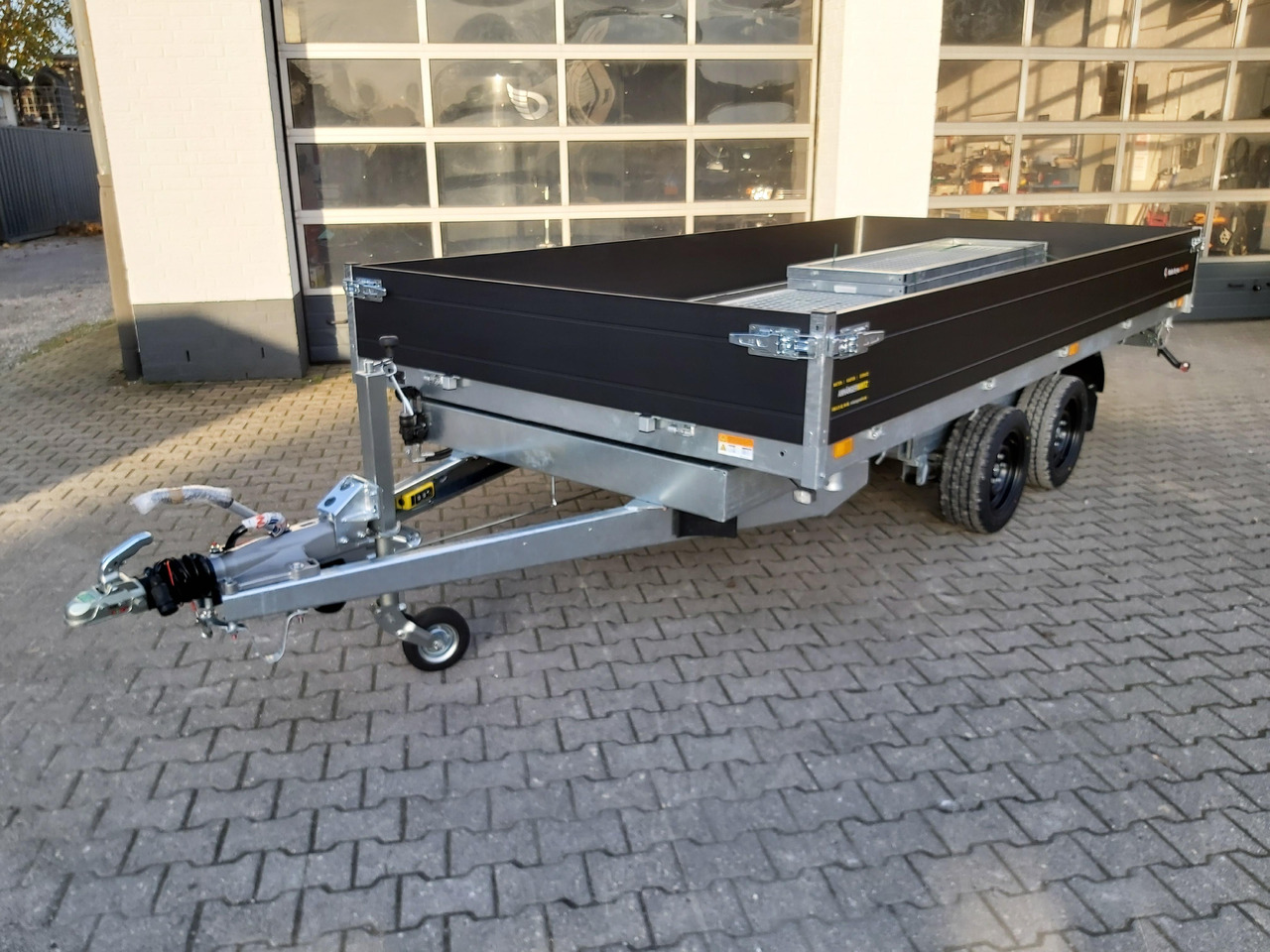 Saris Kipper K3 406 204 3500 2 E 406x204x35 black elektro NH Rampen Blattfeder 3500kg Herbst Aktion - Remorque benne: photos 3 Saris Kipper K3 406 204 3500 2 E 406x204x35 black elektro NH Rampen Blattfeder 3500kg Herbst Aktion - Remorque benne: photos 3