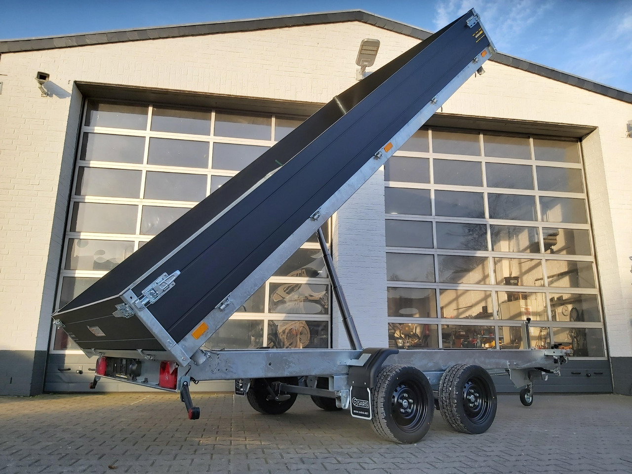 Saris Kipper K3 406 204 3500 2 E 406x204x35 black elektro NH Rampen Blattfeder 3500kg Herbst Aktion - Remorque benne: photos 2 Saris Kipper K3 406 204 3500 2 E 406x204x35 black elektro NH Rampen Blattfeder 3500kg Herbst Aktion - Remorque benne: photos 2