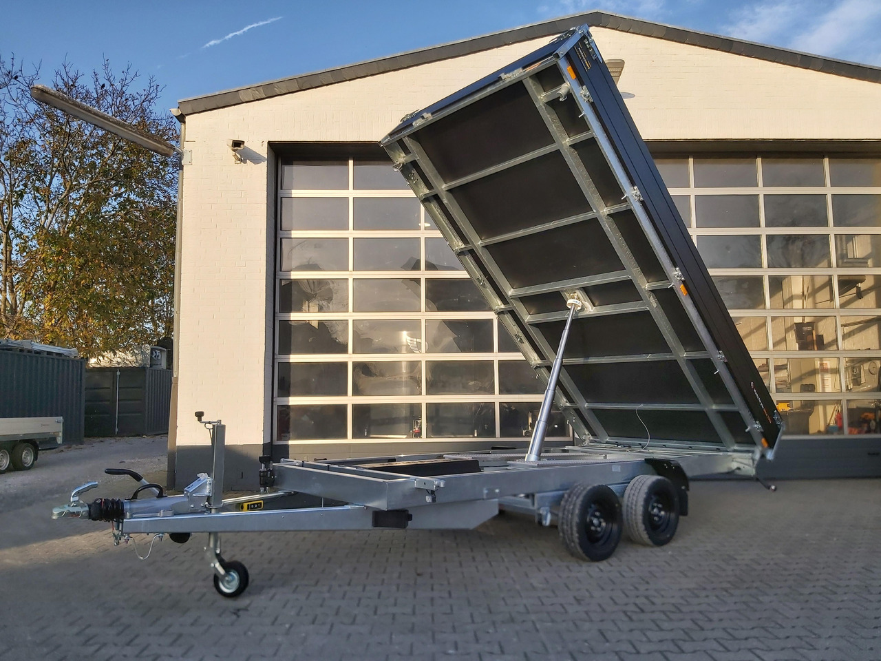 Saris Kipper K3 406 204 3500 2 E 406x204x35 black elektro NH Rampen Blattfeder 3500kg Herbst Aktion - Remorque benne: photos 1 Saris Kipper K3 406 204 3500 2 E 406x204x35 black elektro NH Rampen Blattfeder 3500kg Herbst Aktion - Remorque benne: photos 1