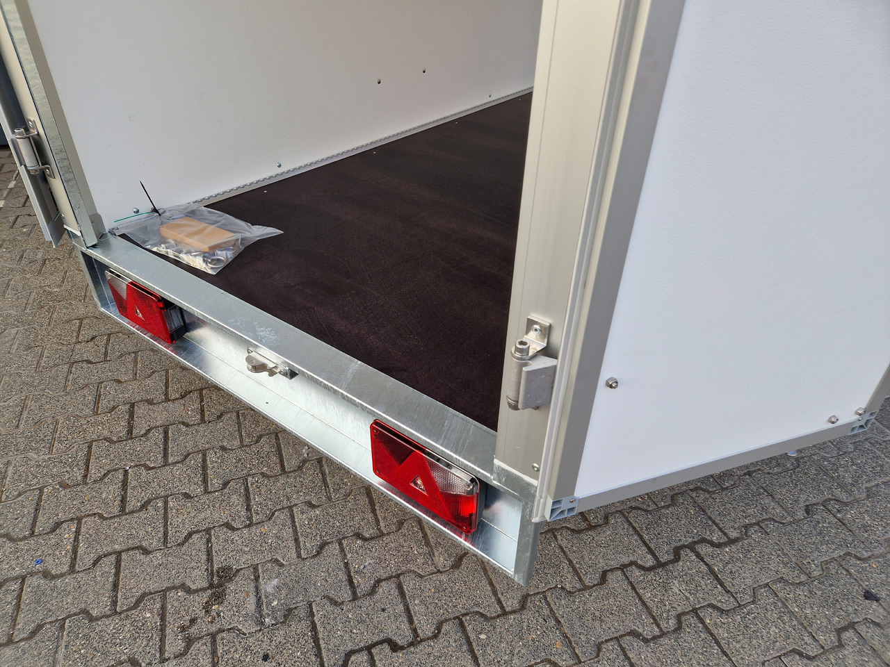 Saris Koffer GO 256 134 1350 1 GFK grau (S) 1350kg Modell 2024 - Remorque fourgon: photos 3 Saris Koffer GO 256 134 1350 1 GFK grau (S) 1350kg Modell 2024 - Remorque fourgon: photos 3