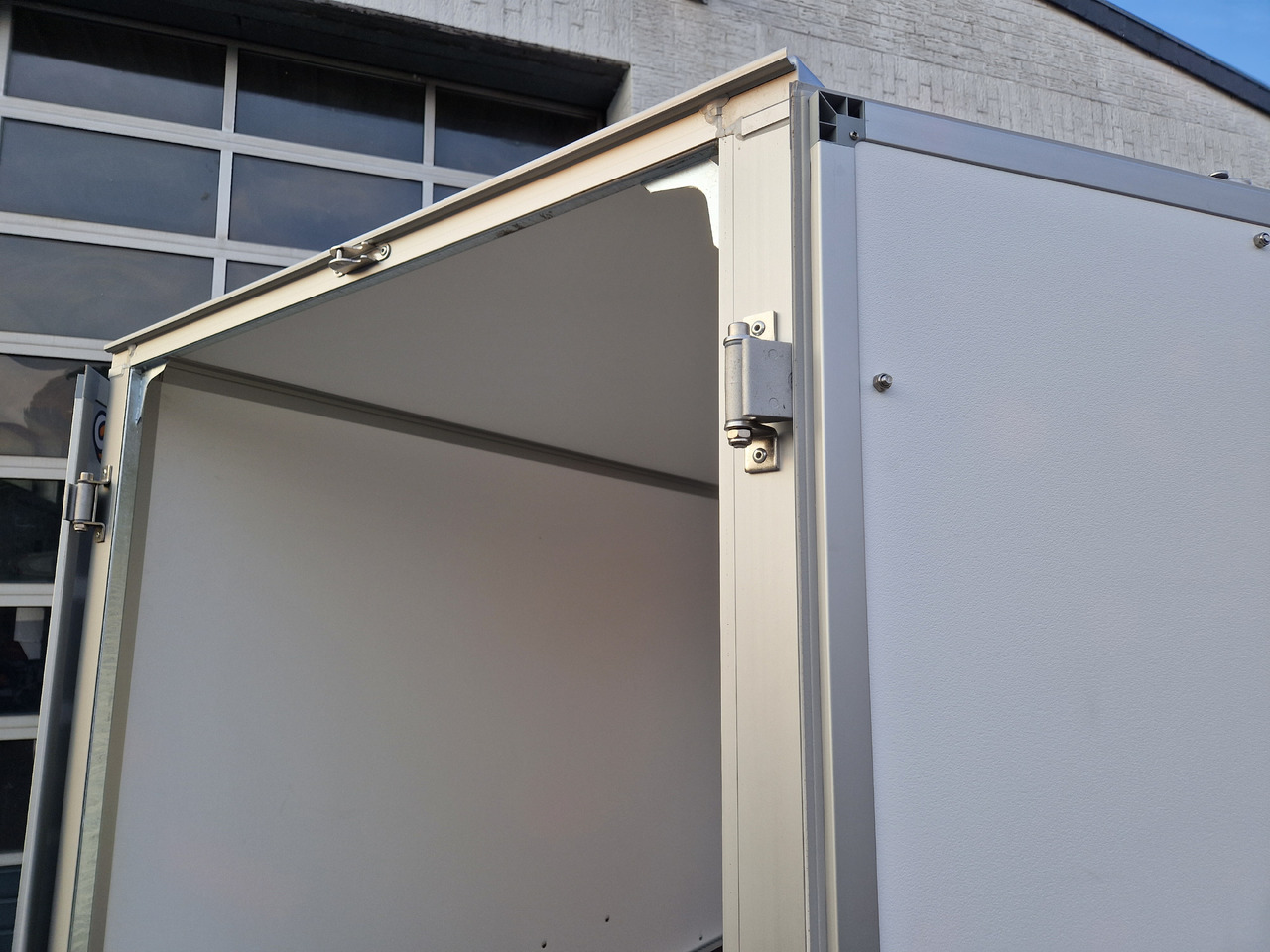 Saris Koffer GO 256 134 1350 1 GFK grau (S) 1350kg Modell 2024 - Remorque fourgon: photos 4 Saris Koffer GO 256 134 1350 1 GFK grau (S) 1350kg Modell 2024 - Remorque fourgon: photos 4