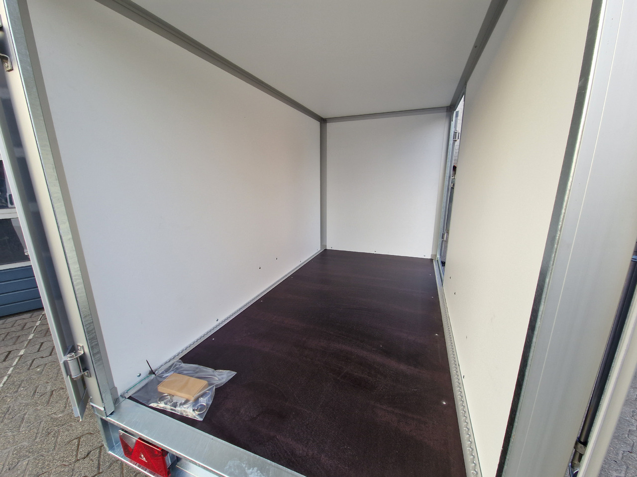 Saris Koffer GO 256 134 1350 1 GFK grau Seitentür (S) 1300kg Modell 2024 - Remorque fourgon: photos 5 Saris Koffer GO 256 134 1350 1 GFK grau Seitentür (S) 1300kg Modell 2024 - Remorque fourgon: photos 5