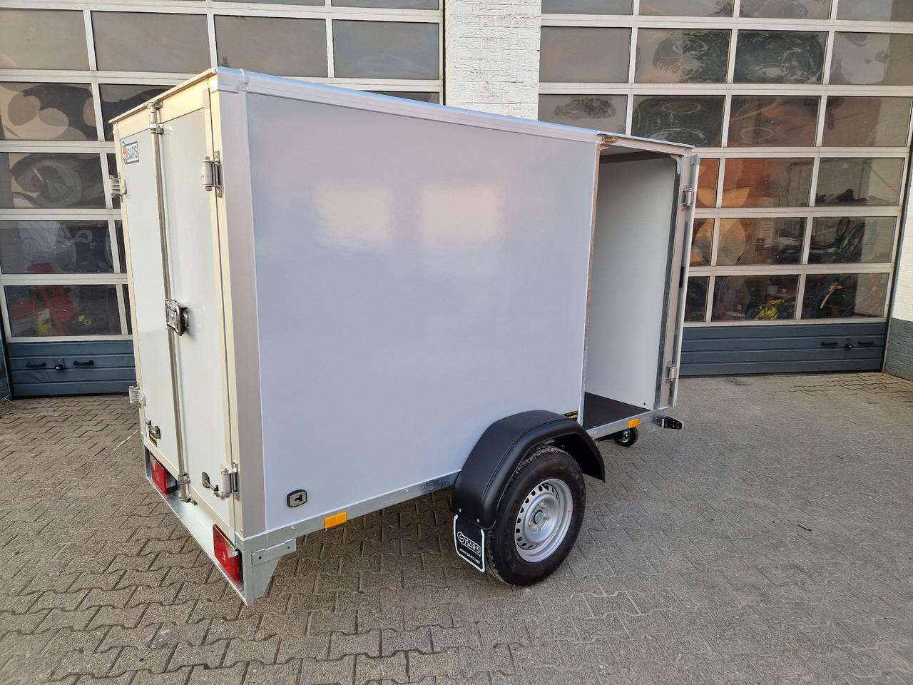 Saris Koffer GO 256 134 1350 1 GFK grau Seitentür (S) 1300kg Modell 2024 - Remorque fourgon: photos 2 Saris Koffer GO 256 134 1350 1 GFK grau Seitentür (S) 1300kg Modell 2024 - Remorque fourgon: photos 2