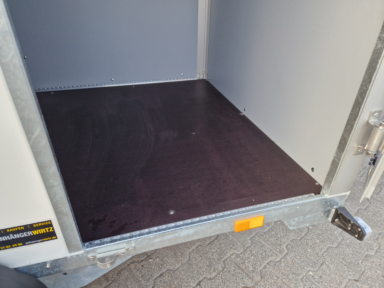 Saris Koffer GO 256 134 1350 1 GFK weiß Seitentür (S) 1350kg Modell 2024 - Remorque fourgon: photos 3 Saris Koffer GO 256 134 1350 1 GFK weiß Seitentür (S) 1350kg Modell 2024 - Remorque fourgon: photos 3