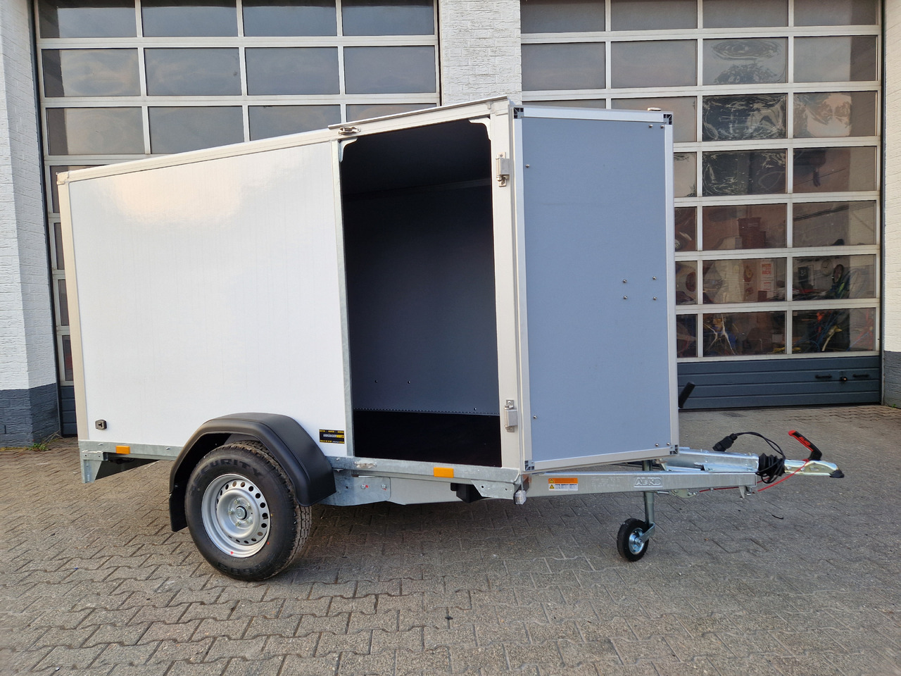 Saris Koffer GO 256 134 1350 1 GFK weiß Seitentür (S) 1350kg Modell 2024 - Remorque fourgon: photos 4 Saris Koffer GO 256 134 1350 1 GFK weiß Seitentür (S) 1350kg Modell 2024 - Remorque fourgon: photos 4