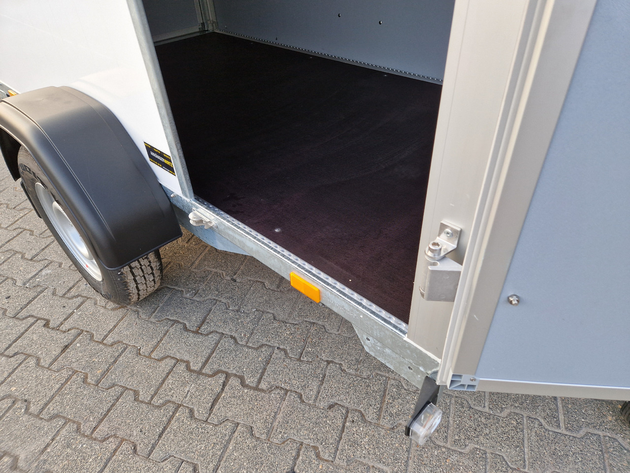 Saris Koffer GO 256 134 1350 1 GFK weiß Seitentür (S) 1350kg Modell 2024 - Remorque fourgon: photos 5 Saris Koffer GO 256 134 1350 1 GFK weiß Seitentür (S) 1350kg Modell 2024 - Remorque fourgon: photos 5