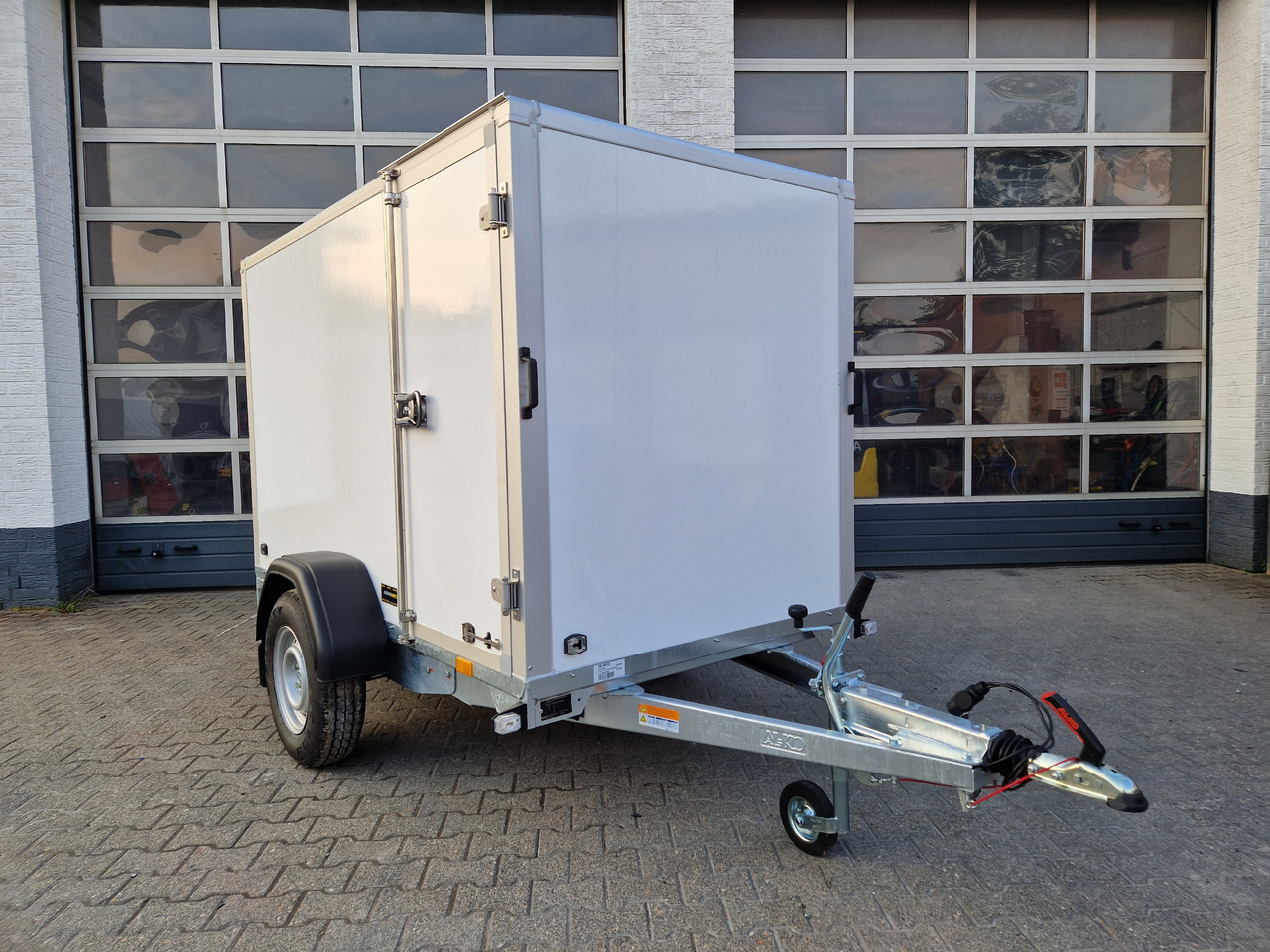 Saris Koffer GO 256 134 1350 1 GFK weiß Seitentür (S) 1350kg Modell 2024 - Remorque fourgon: photos 2 Saris Koffer GO 256 134 1350 1 GFK weiß Seitentür (S) 1350kg Modell 2024 - Remorque fourgon: photos 2