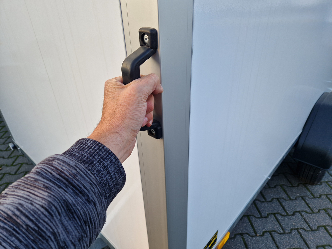 Saris Koffer GO 306 154 180 1500 1 306x154x180cm GFK weiß (M) 1500kg - Remorque fourgon: photos 3 Saris Koffer GO 306 154 180 1500 1 306x154x180cm GFK weiß (M) 1500kg - Remorque fourgon: photos 3