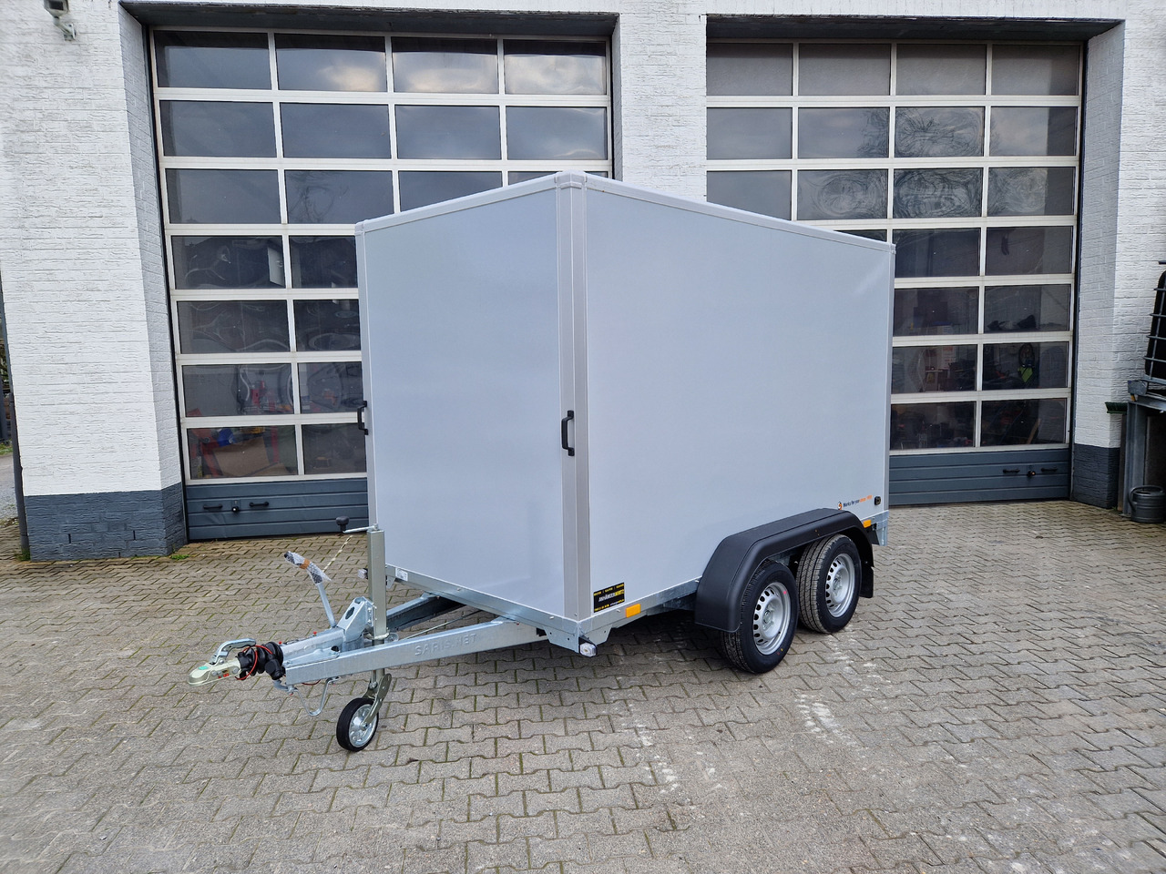 Saris Koffer GO 306 154 180 2000 2 306x154x180cm GFK grau (M) 2000kg Modell 2023 - Remorque fourgon: photos 1 Saris Koffer GO 306 154 180 2000 2 306x154x180cm GFK grau (M) 2000kg Modell 2023 - Remorque fourgon: photos 1