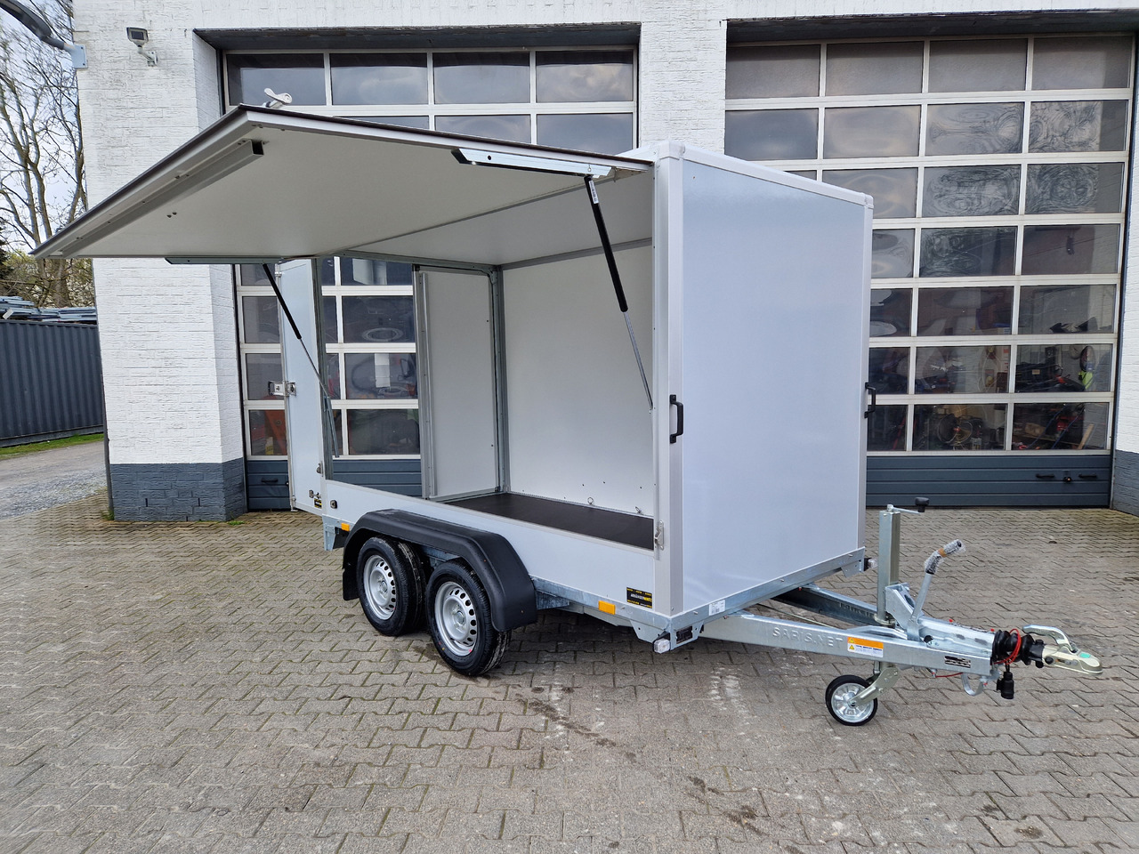 Saris Koffer GO 306 154 180 2000 2 306x154x180cm GFK grau Seitenklappe (M) 2000kg Modell 2024 - Remorque fourgon: photos 1 Saris Koffer GO 306 154 180 2000 2 306x154x180cm GFK grau Seitenklappe (M) 2000kg Modell 2024 - Remorque fourgon: photos 1