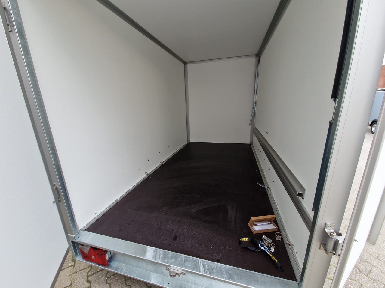 Remorque fourgon Saris Koffer GO 306 154 180 2000 2 306x154x180cm GFK grau Seitenklappe (M) 2000kg Modell 2024: photos 18