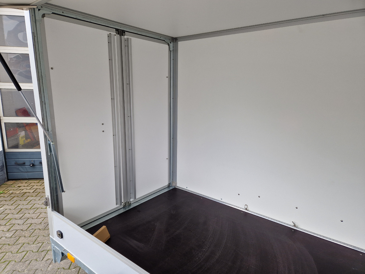 Saris Koffer GO 306 154 180 2000 2 306x154x180cm GFK grau Seitenklappe (M) 2000kg Modell 2024 - Remorque fourgon: photos 3 Saris Koffer GO 306 154 180 2000 2 306x154x180cm GFK grau Seitenklappe (M) 2000kg Modell 2024 - Remorque fourgon: photos 3