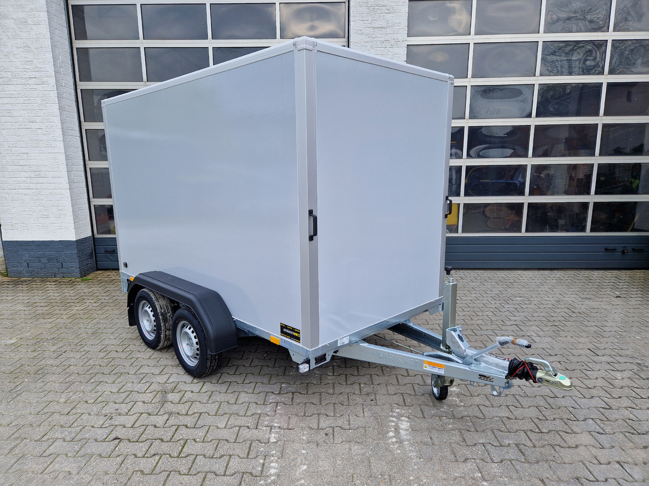 Saris Koffer GO 306 154 180 2700 2 306x154x180cm GFK grau (M) 2700kg Modell 2024 - Remorque fourgon: photos 2 Saris Koffer GO 306 154 180 2700 2 306x154x180cm GFK grau (M) 2700kg Modell 2024 - Remorque fourgon: photos 2