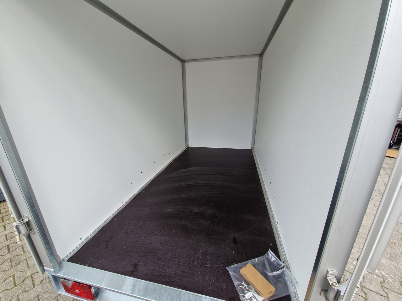 Saris Koffer GO 306 154 180 2700 2 306x154x180cm GFK grau (M) 2700kg Modell 2024 - Remorque fourgon: photos 3 Saris Koffer GO 306 154 180 2700 2 306x154x180cm GFK grau (M) 2700kg Modell 2024 - Remorque fourgon: photos 3