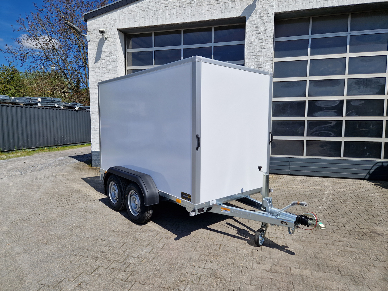 Saris Koffer GO 306 154 180 2700 2 306x154x180cm GFK weiß (M) 2700kg - Remorque fourgon: photos 2 Saris Koffer GO 306 154 180 2700 2 306x154x180cm GFK weiß (M) 2700kg - Remorque fourgon: photos 2