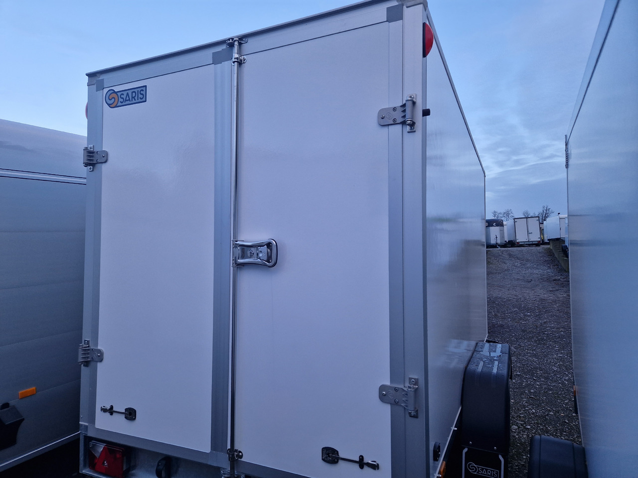 Saris Koffer GO 3506 169 180 2700 2 356x169x180cm weiss GFK (L) 2700kg Modell 2024 - Remorque fourgon: photos 2 Saris Koffer GO 3506 169 180 2700 2 356x169x180cm weiss GFK (L) 2700kg Modell 2024 - Remorque fourgon: photos 2