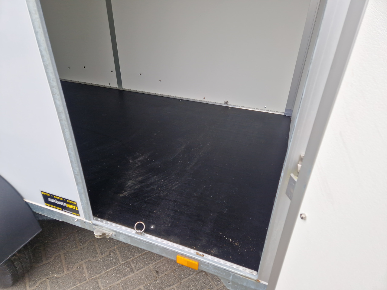 Saris Koffer GO 356 169 200 2700 2 356x169x200cm Hecktüren Seitentür grau GFK (L) 2700kg - Remorque fourgon: photos 4 Saris Koffer GO 356 169 200 2700 2 356x169x200cm Hecktüren Seitentür grau GFK (L) 2700kg - Remorque fourgon: photos 4