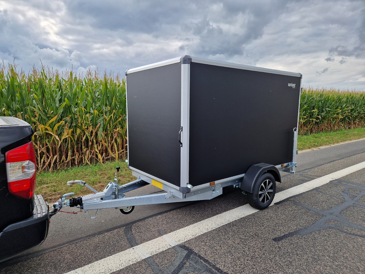 Variant C1315 C2 Edition black 258x148x157cm Alufelgen darkline 1350kg 100km/H 2024 black deal - Remorque fourgon: photos 2 Variant C1315 C2 Edition black 258x148x157cm Alufelgen darkline 1350kg 100km/H 2024 black deal - Remorque fourgon: photos 2