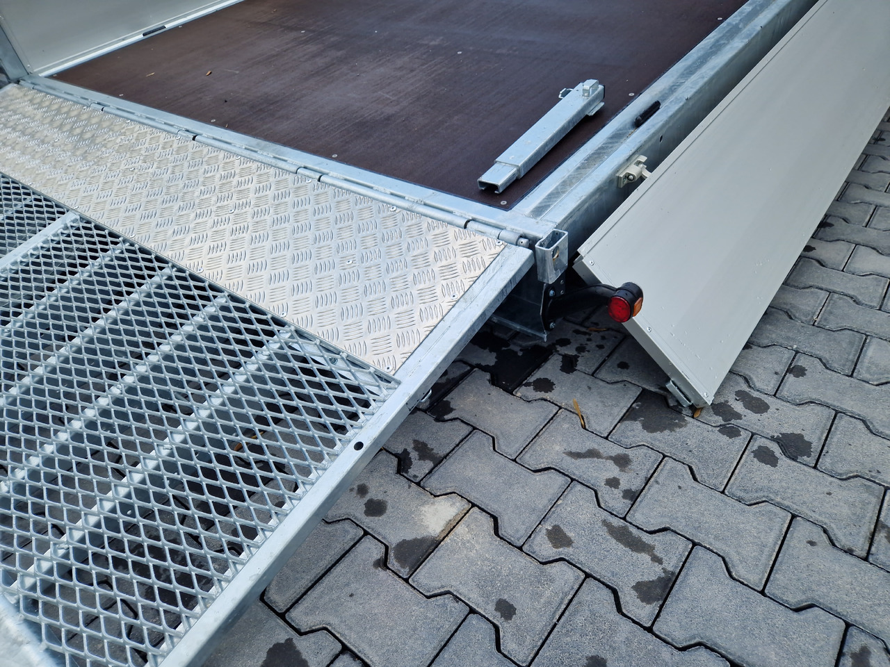 Variant Maschinentransporter 3553 UX Maxi LOAD blackline LED Tridem Parabel 3500kg - Remorque porte engin: photos 4 Variant Maschinentransporter 3553 UX Maxi LOAD blackline LED Tridem Parabel 3500kg - Remorque porte engin: photos 4